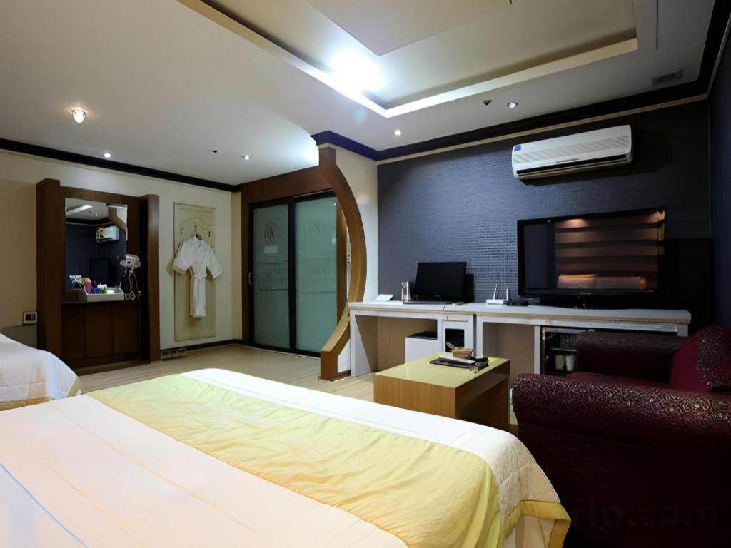 Hotel Head-One Uijeongbu Exteriör bild