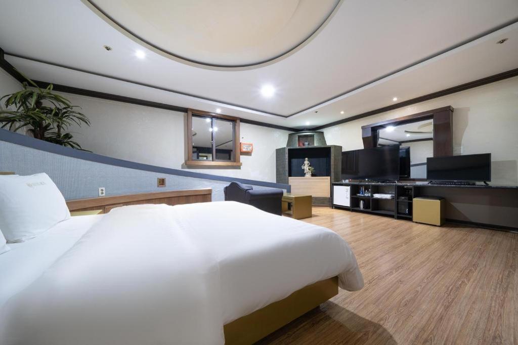 Hotel Head-One Uijeongbu Exteriör bild