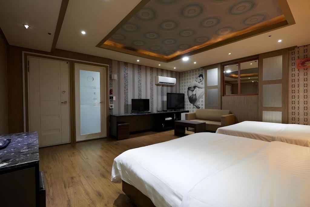 Hotel Head-One Uijeongbu Exteriör bild
