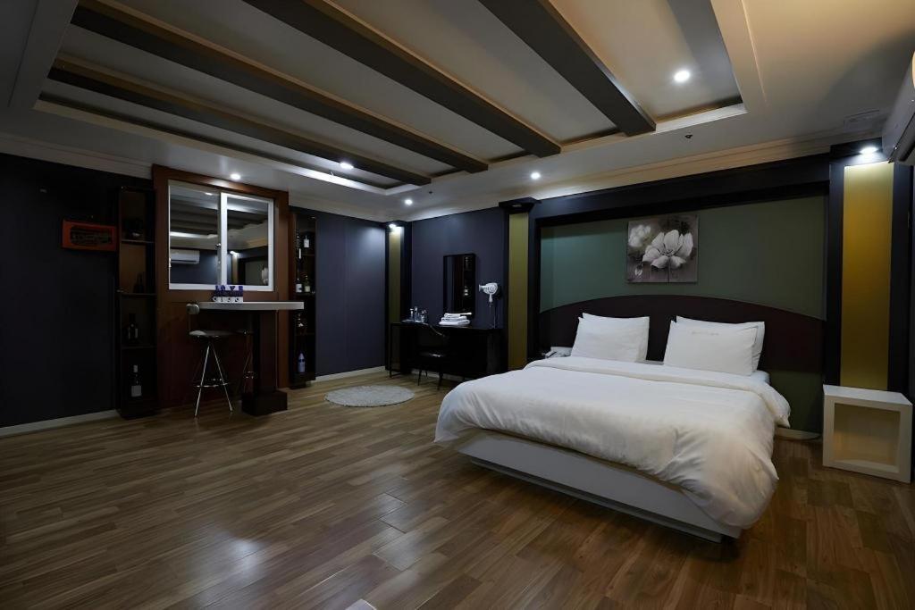 Hotel Head-One Uijeongbu Exteriör bild